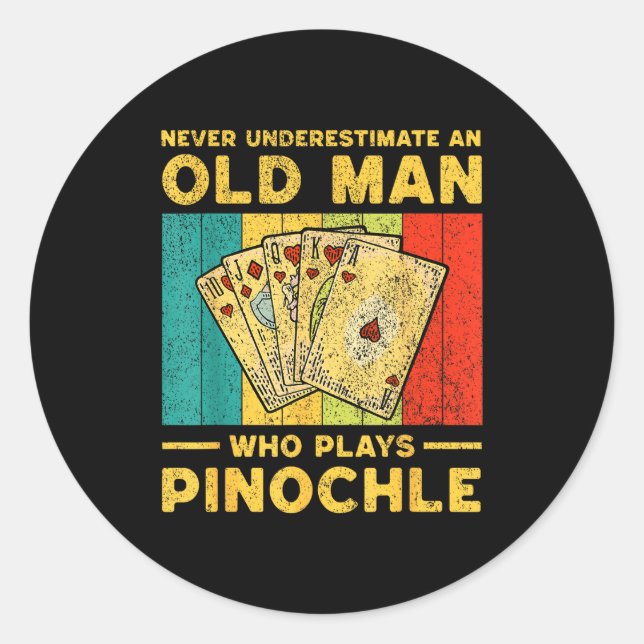 Sticker Rond Never Underestimate An Old Man Who Plays Nochle No (Devant)