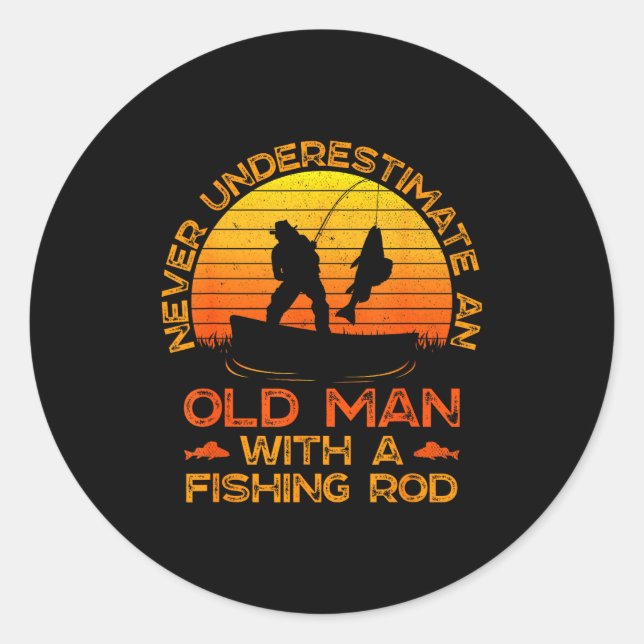 Sticker Rond Never Underestimate An Old Man With A Fishing Rod  (Devant)