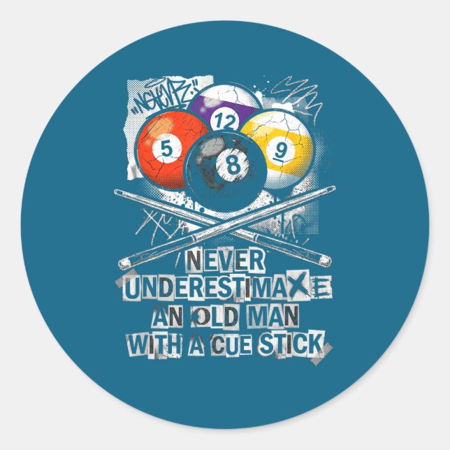 Sticker Rond Never Underestimate Old Man With A Cue Stick Billi (Devant)