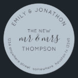 Sticker Rond Newlyweds Nom du retour Adresse Dusty Blue<br><div class="desc">Un design typographique moderne et entièrement personnalisable avec vos noms courbés ci-dessus et votre adresse de retour courbée ci-dessous et texte au milieu Le Nouveau Monsieur et Madame Et votre nom de famille sur un arrière - plan bleu poussiéreux. Tout le texte peut être facilement personnalisé. Vous pouvez également modifier...</div>