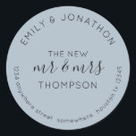 Sticker Rond Newlyweds Nom du retour Adresse Dusty Blue<br><div class="desc">Un design typographique moderne et entièrement personnalisable avec vos noms courbés ci-dessus et votre adresse de retour courbée ci-dessous et texte au milieu Le Nouveau Monsieur et Madame Et votre nom de famille sur un arrière - plan bleu poussiéreux. Tout le texte peut être facilement personnalisé. Vous pouvez également modifier...</div>