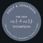 Sticker Rond Newlywees Nom du retour Adresse Dusty Navy Blue<br><div class="desc">Les nouveaux mariés Nom de retour Adresse Dusty Navy Blue> Un design typographique moderne et entièrement personnalisable avec vos noms courbés ci-dessus et votre adresse de retour courbée ci-dessous et texte au milieu Le nouveau M et Mme Et votre nom de famille sur un arrière - plan bleu marine poussiéreux....</div>