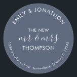 Sticker Rond Newlywees Nom du retour Adresse Dusty Navy Blue<br><div class="desc">Les nouveaux mariés Nom de retour Adresse Dusty Navy Blue> Un design typographique moderne et entièrement personnalisable avec vos noms courbés ci-dessus et votre adresse de retour courbée ci-dessous et texte au milieu Le nouveau M et Mme Et votre nom de famille sur un arrière - plan bleu marine poussiéreux....</div>