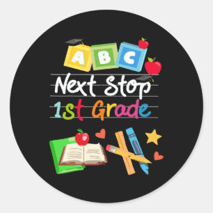 Sticker Rond Next Stop 1st Grade Preschool Graduation 2024 Garç