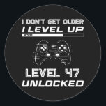 Sticker Rond Niveau 47 Unlocked Gamer 47th Birthday Decorations<br><div class="desc">Niveau 47 Unlocked Gamer 47th Birthday Decorations Party 1975 Poison. Parfait pour papa,  maman,  papa,  men,  women,  friend et family members on Thanksgiving Day,  Christmas Day,  Mothers Day,  Fathers Day,  4th of July,  1776 Independent Day,  Vétérans Day,  Halloween Day,  Patrick's Day</div>