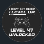 Sticker Rond Niveau 47 Unlocked Gamer 47th Birthday Decorations<br><div class="desc">Niveau 47 Unlocked Gamer 47th Birthday Decorations Party 1975 Poison. Parfait pour papa,  maman,  papa,  men,  women,  friend et family members on Thanksgiving Day,  Christmas Day,  Mothers Day,  Fathers Day,  4th of July,  1776 Independent Day,  Vétérans Day,  Halloween Day,  Patrick's Day</div>