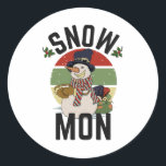 Sticker Rond Noël au Rasta Reggae en Jamaïque Amateurs de regga<br><div class="desc">Mon,  c'est un Lun de Neige ! Profitez d'un tee-shirt jamaïcain de Noël. Grand cadeau pour les amateurs de musique reggae. Ou un grand cadeau pour ceux qui veulent se sentir au chaud par une journée d'hiver froide.</div>