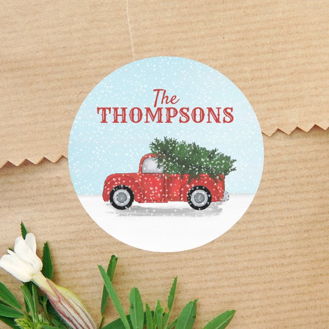 Sticker Rond Noël classique Rustique Camion Rouge Whimsy hiver (Red truck vintage rustic style red truck with a Christmas tree in the bed.)