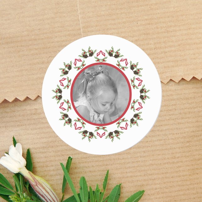 Sticker Rond Noël Holiday Holly Mandala Photo personnalisée (Christmas cute simple mandala photo gift sticker.)