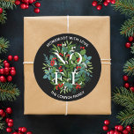 Sticker Rond NOEL Holly Berries Noël maison<br><div class="desc">Les autocollants ronds personnalisés maison avec amour portent le mot NOEL parmi d'élégants feuilles et baies avec votre nom et salutation en lettrage blanc chic. CORRESPONDRE des articles dans notre magasin.</div>