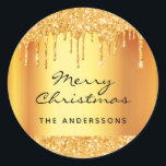 Sticker Rond Noël or élégant nom de parties scintillant glamour<br><div class="desc">Un faux arrière - plan métallique à l'allure d'or avec une fausse parties scintillant à la décoration. Avec le texte,  Joyeux Noël,  écrit avec un script de style moderne écrit à la main. Modèle pour votre nom de famille. Lettres et texte noirs.</div>