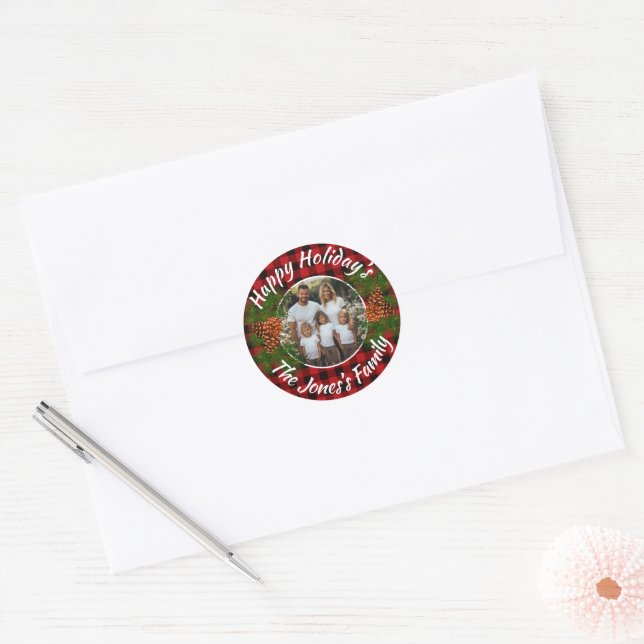 Sticker Rond Noël photo personnalisée rouge plaid pinecones (Enveloppe)