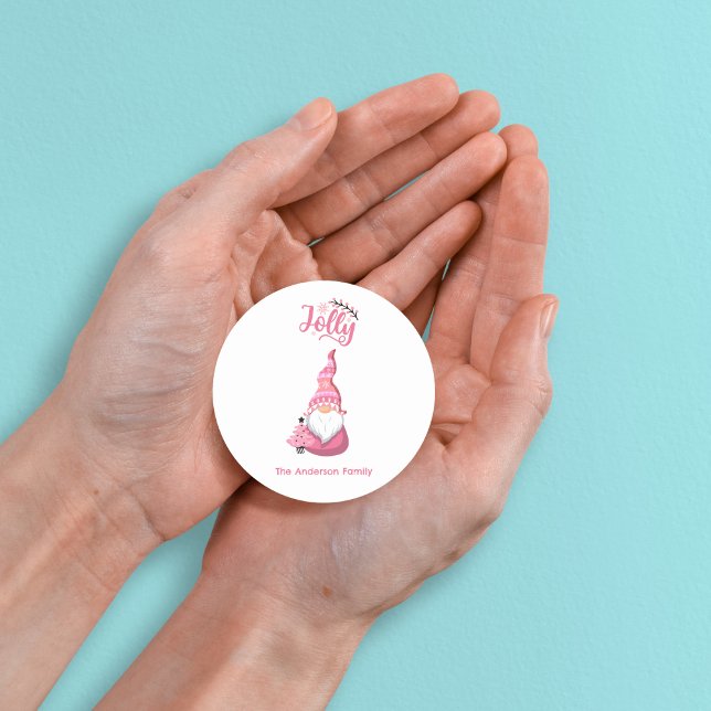 Sticker Rond Noël Rose Gnome Avec Chapeau de Vigneron Jovial (Pink Christmas Gnome With Winer Hat Jolly Classic Round Sticker - Personalized Festive Greeting)