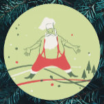 Sticker Rond Noël vintage, Père Noël chef avec dîner<br><div class="desc">Illustration vintage image de Noël joyeux mettant en vedette un Père Noël jovial organisant un dîner de dinde de Noël. Le chef danse autour de la nourriture. Rétro avec ce Père Noël kitsch des années 50 dans son pantalon rouge avec des bretelles et un chapeau de chef avec des détails...</div>