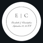 Sticker Rond Noir Blanc Monogramme Script Mariage traditionnel<br><div class="desc">Monogramme cet autocollant mariage de police de script noir et blanc traditionnel avec vos initiales,  vos noms et votre date de mariage.</div>