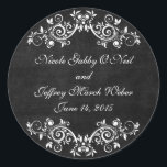 Sticker Rond Noir Chalkboard Rustique Blanc Flourds Mariage<br><div class="desc">Black Chalkboard Rustique White Flourisses Mariage C'est un design mariage génial avec un arrière - plan noir de tableau noir, avec des fleurs blanches qui sont à la fois élégantes et rustiques. Pour plus de personnalisation, cliquez sur le bouton "Customiser" et utilisez notre outil de conception pour modifier ce modèle....</div>