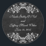Sticker Rond Noir Chalkboard Rustique Blanc Flourds Mariage<br><div class="desc">Black Chalkboard Rustique White Flourisses Mariage C'est un design mariage génial avec un arrière - plan noir de tableau noir, avec des fleurs blanches qui sont à la fois élégantes et rustiques. Pour plus de personnalisation, cliquez sur le bouton "Customiser" et utilisez notre outil de conception pour modifier ce modèle....</div>