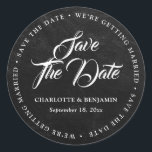 Sticker Rond Noir Chalkboard Typographie Mariage Enregistrer La<br><div class="desc">Mariage rustique en tableau noir enregistrer les autocollants de date avec une police de script élégante.</div>