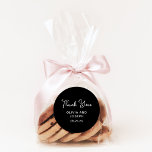 Sticker Rond Noir doux et blanc | MERCI MARIAGE<br><div class="desc">Ces autocollants simples et élégants,  mariage noir foncé ou douches nuptiales sont dotés d'une typographie blanche de style vintage et fantaisiste qui dit "merci". Un style élégant,  classique et minimaliste qui reste unique et contemporain.</div>