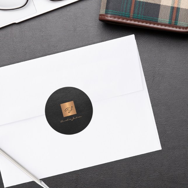 Sticker Rond Noir or élégant script monogramme nom cuir (Créateur téléchargé)