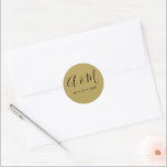 Sticker Rond Noir Or Monogramme Mariage élégant<br><div class="desc">Notre "Moderne Minimaliste Monogram Mariage" propose d'élégants monogrammes manuscrits jumelés à une police sans serif dans une disposition moderne sur différents arrière - plans de couleur pour vos mariages modernes toute l'année. Consultez notre magasin pour plus d'articles correspondants de cette collection.</div>