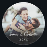 Sticker Rond Nom de script photo personnalisé minimaliste Date<br><div class="desc">Personnalisez votre photo préférée avec vos noms et l'année,  créant un souvenir unique pour vos invités mariages. Conçu par Thisisnotme©</div>