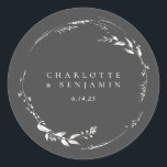 Sticker Rond Nom du monogramme de la couronne florale noire et<br><div class="desc">Sticker rond classique personnalisé noir et blanc à couronne florale</div>