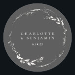 Sticker Rond Nom du monogramme de la couronne florale noire et<br><div class="desc">Sticker rond classique personnalisé noir et blanc à couronne florale</div>