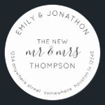 Sticker Rond Nom du retour des jeunes mariés Adresse Noir Blanc<br><div class="desc">Un design typographique moderne et entièrement personnalisable avec vos noms courbés ci-dessus et votre adresse de retour courbée ci-dessous et texte au milieu Le Nouveau Monsieur et Madame Et votre nom marié en noir sur un arrière - plan blanc. Tout le texte peut être facilement personnalisé. Vous pouvez également modifier...</div>