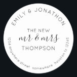 Sticker Rond Nom du retour des jeunes mariés Adresse Noir Blanc<br><div class="desc">Un design typographique moderne et entièrement personnalisable avec vos noms courbés ci-dessus et votre adresse de retour courbée ci-dessous et texte au milieu Le Nouveau Monsieur et Madame Et votre nom marié en noir sur un arrière - plan blanc. Tout le texte peut être facilement personnalisé. Vous pouvez également modifier...</div>