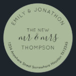 Sticker Rond Nom du retour des jeunes mariés Adresse Sage Green<br><div class="desc">Un design typographique moderne et entièrement personnalisable avec vos noms courbés ci-dessus et votre adresse de retour courbée ci-dessous et texte au milieu Le Nouveau Monsieur et Madame Et votre nom marié en noir sur un arrière - plan vert sage. Tout le texte peut être facilement personnalisé. Vous pouvez également...</div>