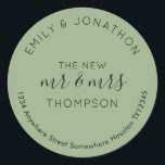 Sticker Rond Nom du retour des jeunes mariés Adresse Sage Green<br><div class="desc">Un design typographique moderne et entièrement personnalisable avec vos noms courbés ci-dessus et votre adresse de retour courbée ci-dessous et texte au milieu Le Nouveau Monsieur et Madame Et votre nom marié en noir sur un arrière - plan vert sage. Tout le texte peut être facilement personnalisé. Vous pouvez également...</div>