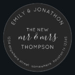 Sticker Rond Nom du retour des jeunes mariés Noir l'adresse<br><div class="desc">Un design typographique entièrement personnalisable en noir classique avec texte blanc avec vos noms courbés ci-dessus et votre adresse de retour courbée ci-dessous et texte au milieu Le nouveau M et Mme et votre nom de famille. Tout le texte peut être facilement personnalisé. Vous pouvez également modifier les couleurs arrière...</div>