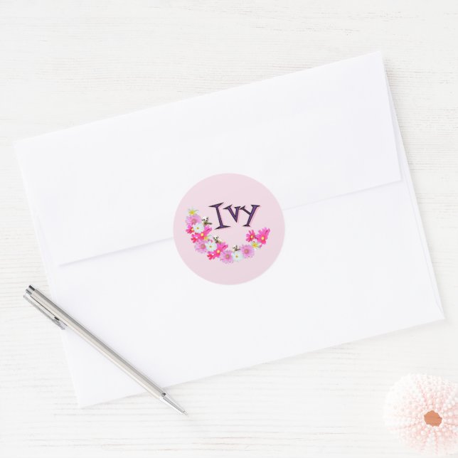 Sticker Rond Nom Ivy avec guirlande de fleurs de bébé suricate, (Enveloppe)