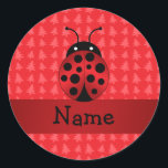Sticker Rond Nom personnalisé ladybug red christmas arbres<br><div class="desc">Créez votre propre personnalisation Personnalisée avec juste ajouter votre nom (nom de famille),  monogramme,  salutation ou initiales ou dire mignon coccinelle de dessin animé avec un arbre de Noël rouge motif de Noël arrière - plan et bande rouge. Idées cadeaux de Noël de coccinelle mignonne.</div>