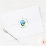 Sticker Rond Noms et date du Mariage Blue Hydrangea<br><div class="desc">Détail simple et économique pour les enveloppes,  les faveurs,  l'emballage et bien plus encore,  ces autocollants ronds de texte personnalisé sont dotés d'une fleur d'hydrangée bleue périwinkle classique et de nom et de texte de date mariage voûtés.</div>