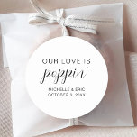 Sticker Rond Notre Amour Est Le Parti De L'Engagement Mariage D<br><div class="desc">Notre Amour Est Le Sticker Classique Mariage De Poppin's Engagement Party</div>