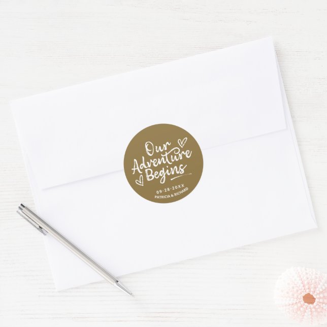 Sticker Rond Notre aventure commence Enregistrez la date du mar (Enveloppe)