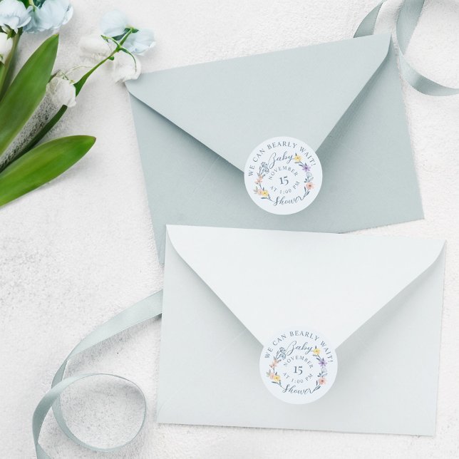 Sticker Rond Nous pouvons attendre presque Baby shower Floral W (We Can Bearly Wait Baby Shower Floral Wreath Blue Classic Round Sticker)