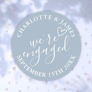 Sticker Rond Nous sommes Engaged Engagement Party Dusty Blue