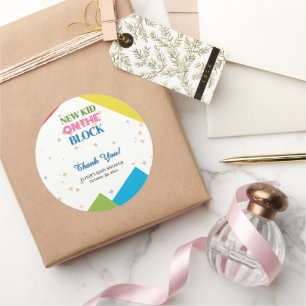 Sticker Rond Nouveau gosse sur le Baby shower coloré du bloc