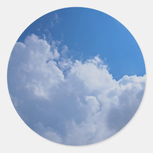 Sticker Rond Nuages foncés, ciel bleu et soleil brillant