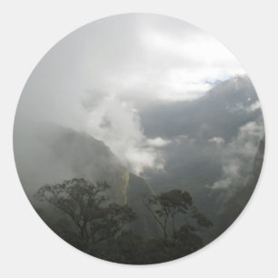 Sticker Rond Nuages gris argenté au-dessus des montagnes