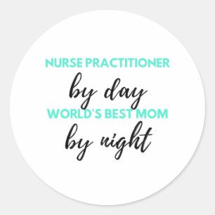Sticker Rond Nurse Praticien Par Day World's Best Mom 2