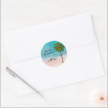 Sticker Rond Ocean Beach Palm Tree Wedding Favoriser<br><div class="desc">Ces autocollants de remerciement sont parfaits pour tout couple qui planifie une célébration de mariage à la plage. Le design de la plage océanique peut être personnalisé pour votre événement spécial et sera la faveur parfaite pour toute fête sur la plage, y compris : douches nuptiales, fiançailles, wedding showers, fêtes...</div>