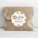 Sticker Rond Oh Baby Bottles & Bagels Baby shower Brunch<br><div class="desc">Bouteilles & Bagels thème baby shower brunch avec Illustration d'un bagel incorporé au design "oh bébé" avec des illustrations de biberon et bagel tout autour. Le design Arrière - plan est carrelage de métro.</div>