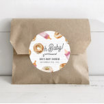 Sticker Rond Oh Bébé Bouteilles & Bagels Fille Baby shower Brun<br><div class="desc">Bouteilles & Bagels thème baby shower brunch avec Illustration d'un bagel incorporé au design "oh bébé" avec des biberons roses et des illustrations de bagel tout autour. Le design Arrière - plan est carrelage de métro.</div>