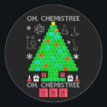 Sticker Rond Oh Chemistree Chemist Tree Funny Science Noël<br><div class="desc">Oh Chemist Tree Chemistree Funny Science Chimie Cadeaux de Noël. Éléments chimiques amusants Chimie Costume d'arbre de Noël pour les hommes femmes enseignantes ou pour tous les amateurs de sciences et éducateurs en chimie, nerds, geeks et passionnés de table périodique. Chemise parfaite pour les amateurs de chimie à porter à...</div>