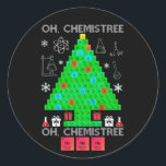 Sticker Rond Oh Chemistree Chemist Tree Funny Science Noël<br><div class="desc">Oh Chemist Tree Chemistree Funny Science Chimie Cadeaux de Noël. Éléments chimiques amusants Chimie Costume d'arbre de Noël pour les hommes femmes enseignantes ou pour tous les amateurs de sciences et éducateurs en chimie, nerds, geeks et passionnés de table périodique. Chemise parfaite pour les amateurs de chimie à porter à...</div>