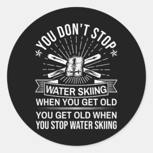 Sticker Rond On ne cesse pas le ski nautique quand on vieillit 